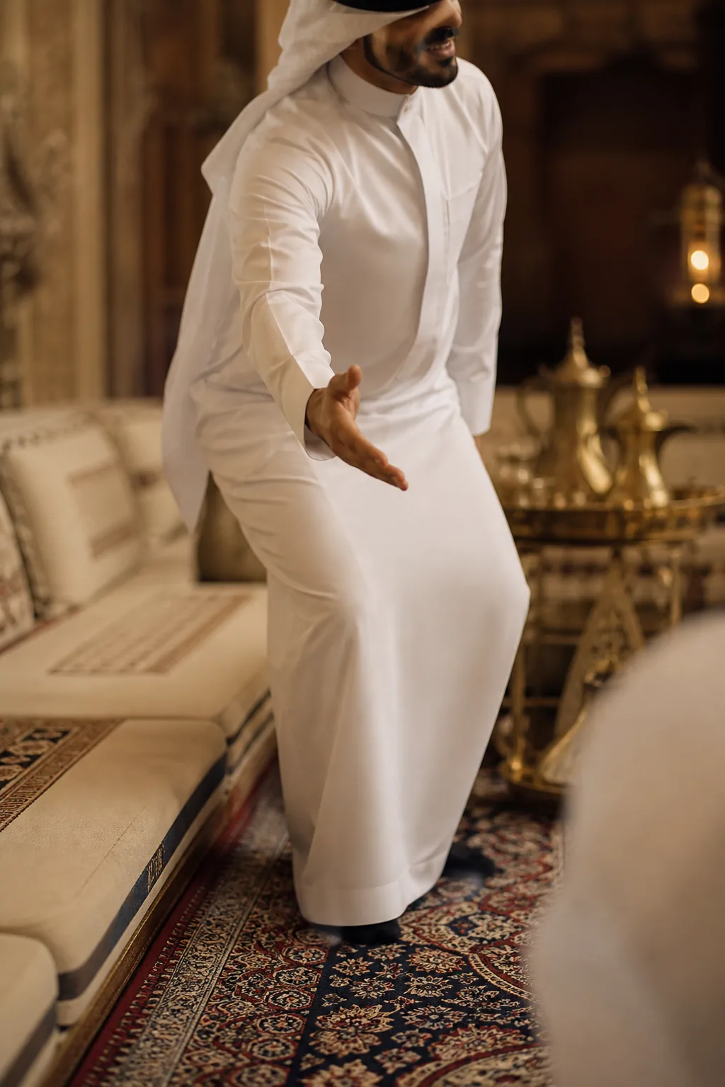 رجل بثوب يمد يده من المجلس