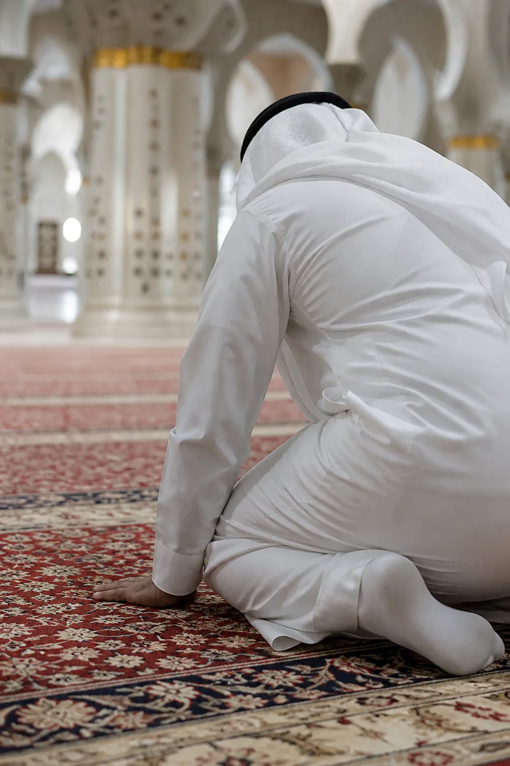 كف على سجادة الصلاة